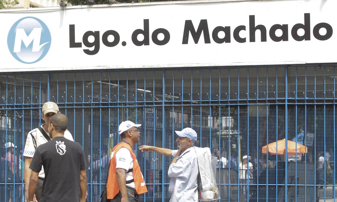 Campanha Lixo Zero orienta cidadãos no Largo do Machado Foto: Pedro Kirilos / Agência O Globo