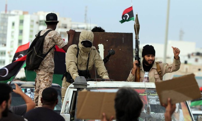 Líbios armados participam de comemoração pelo quinto aniversário da queda de Kadafi Foto: ABDULLAH DOMA / AFP