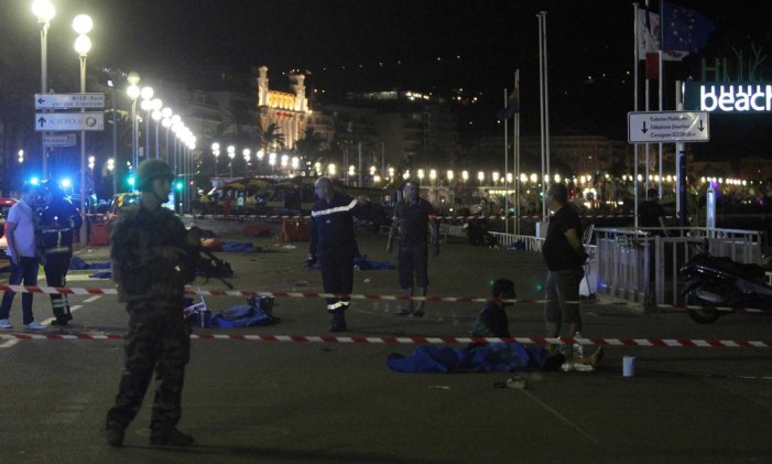 Soldados ficam próximos a corpos em Nice Foto: VALERY HACHE / AFP