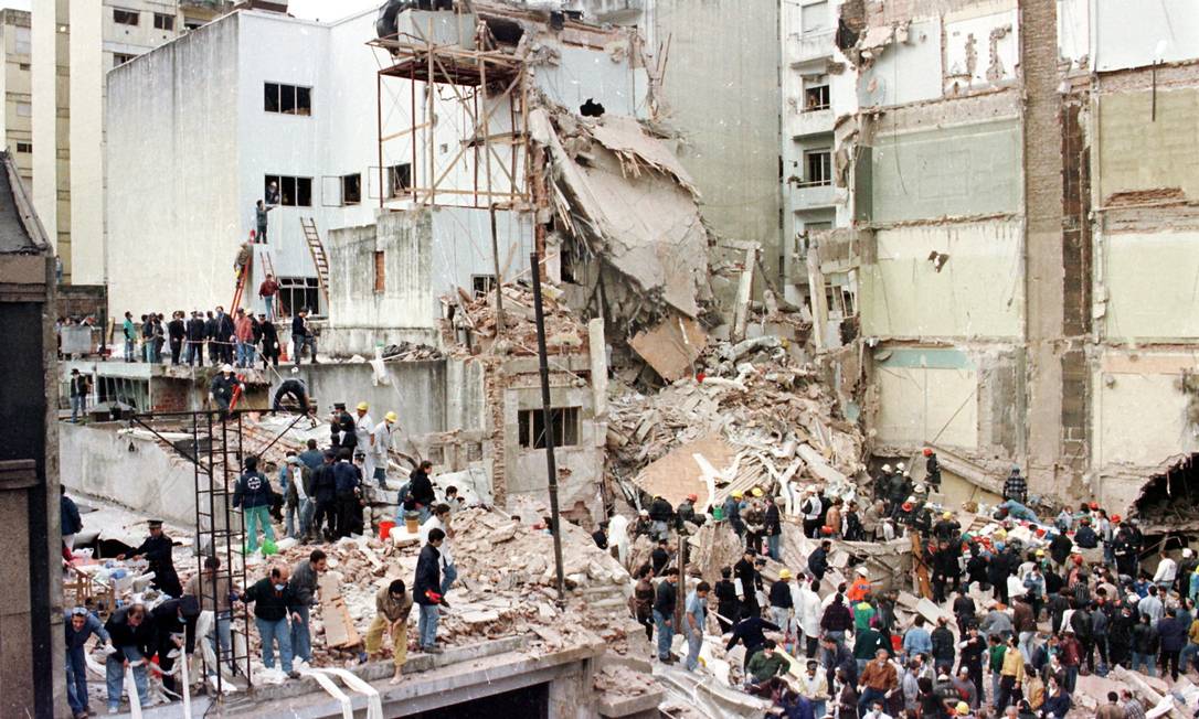 Ruínas do prédio da Amia após explosão de atentado em julho de 1994 Foto: Enrique Marcarian / Reuters