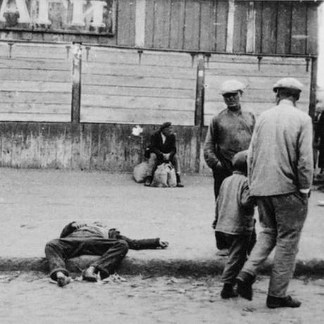 Imagem de homem deitado na rua de Ucrânia durante a crise dos anos 130, na União Soviética Foto: Wikicommons