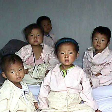 Crianças norte-coreanas subnutridas em cama de hospital na Coreia do Norte, no ano de 1998 Foto: AP