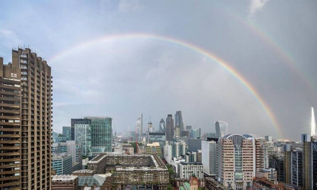 Arco-íris duplo é visto no céu da Inglaterra no dia da morte da