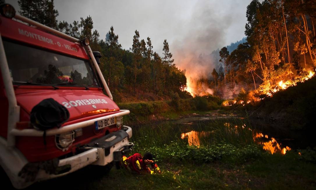 Bombeiros combatem chamas em Penela, regiÃ£o de Coimbra, em Portugal Foto: Patricia de Melo Moreira / AFP