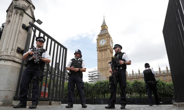 Agentes reforçam policiamento na zona do Parlamento britânico, em Londres Foto: PETER NICHOLLS / REUTERS