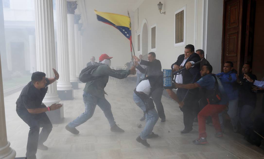 Manifestantes pr&oacute;-governo invadem Parlamento venezuelano