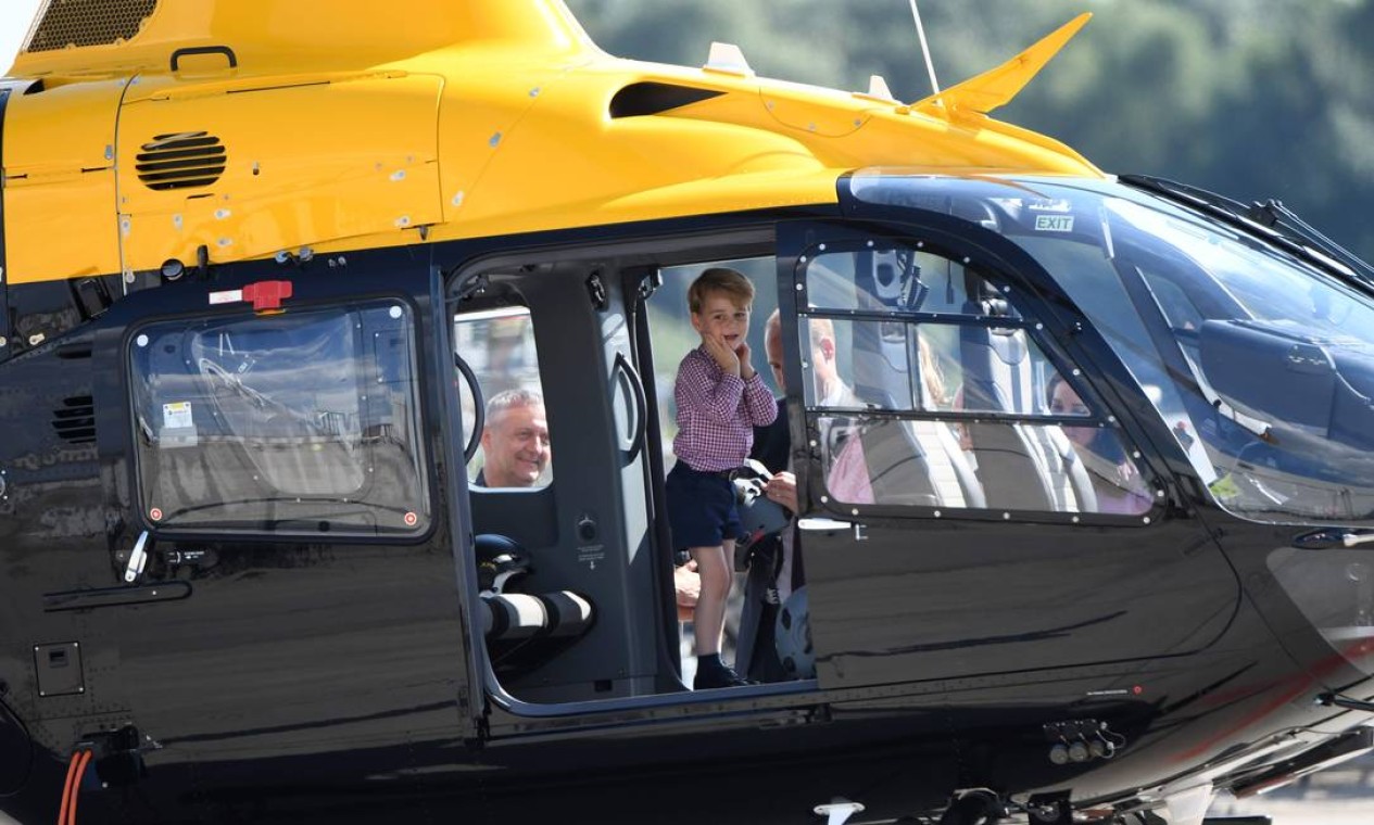 Príncipe George em helicóptero: momento foi o ponto alto da viagem para ele Foto: PATRIK STOLLARZ / AFP