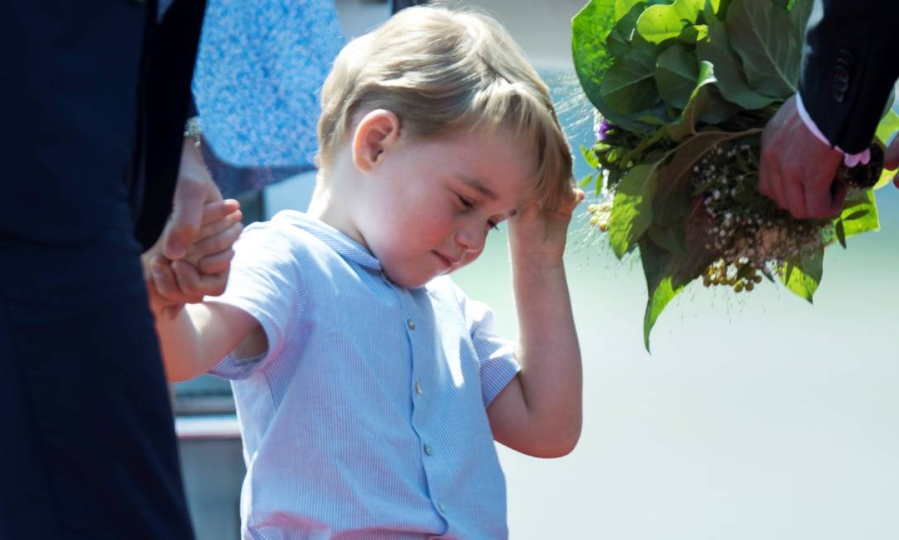 Príncipe George com o pai em viagem da família à Alemanha Foto: POOL / REUTERS