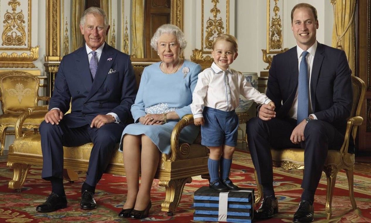 George subiu em um bloco para fazer a foto com o avô, o príncipe Charles, a bisavó, a Rainha Elizabeth II, e o pai, William, em 2016 Foto: Ranald Mackechnie / AP