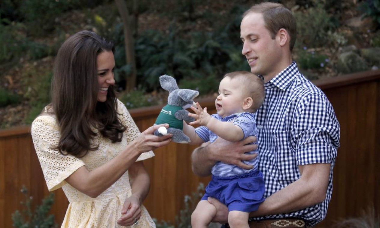 Príncipe George com os pais, William e Kate Foto: David Gray / AP