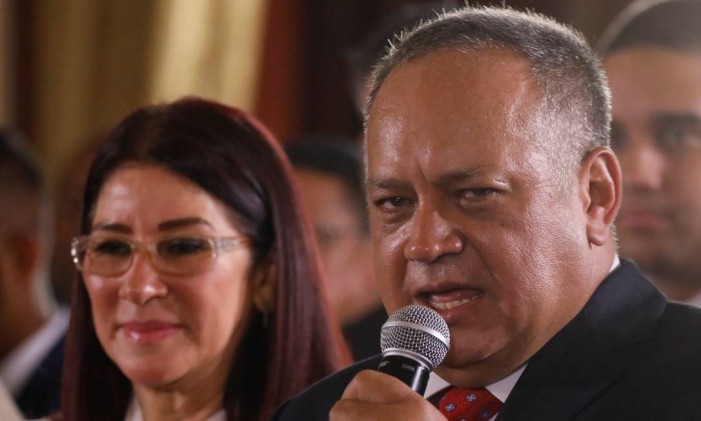 Diosdado Cabello, líder chavista e integrante da Constituinte, e a presidente da nova Assembleia, Delcy Rodríguez Foto: CARLOS GARCIA RAWLINS / REUTERS