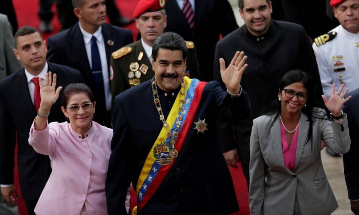 O presidente da Venezuela, Nicolás Maduro, sua esposa Cilia Flores (esq.) e a presidente da Assembleia Naiconal Constituinte (dir.), Delcy Rodríguez Foto: UESLEI MARCELINO / REUTERS