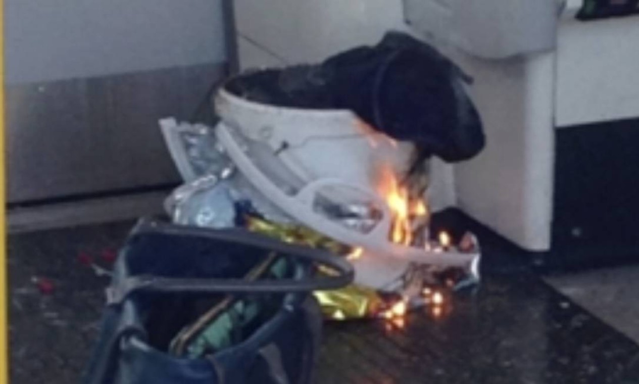 Um balde com artefato explosivo dentro de uma sacola de mercado foi o objeto suspeito identificado pela polícia dentro do vagão alvo do ataque Foto: AP