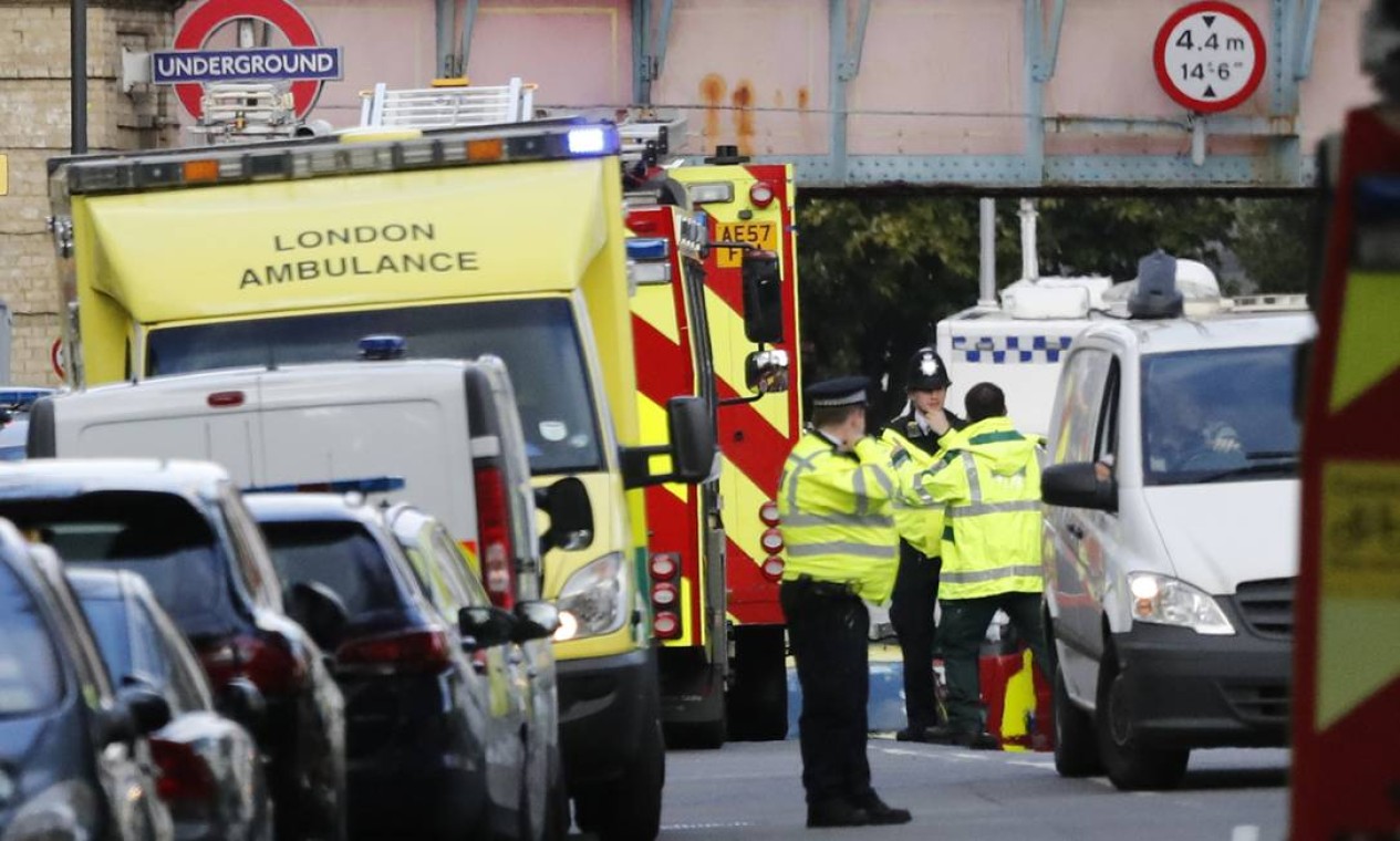 Ambulâncias a postos na estação Parsons Green. Segundo as autoridades, ao menos 23 pessoas feridas foram hospitalizadas Foto: Frank Augstein / AP