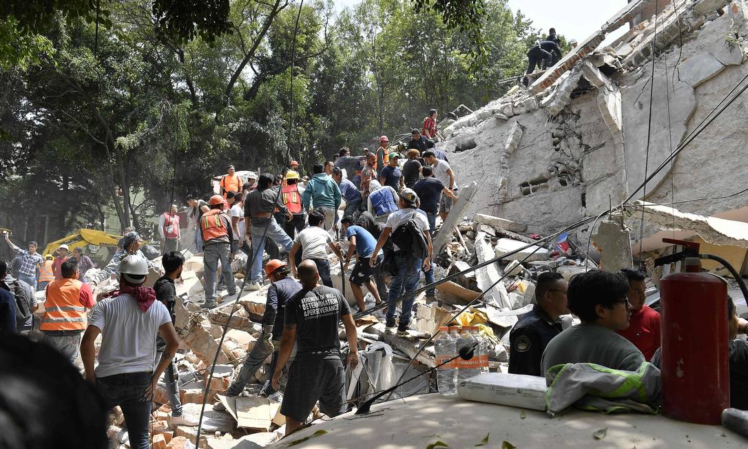 Pessoas retiram destroços para encontrar vítimas de terremoto no México Foto: OMAR TORRES / AFP
