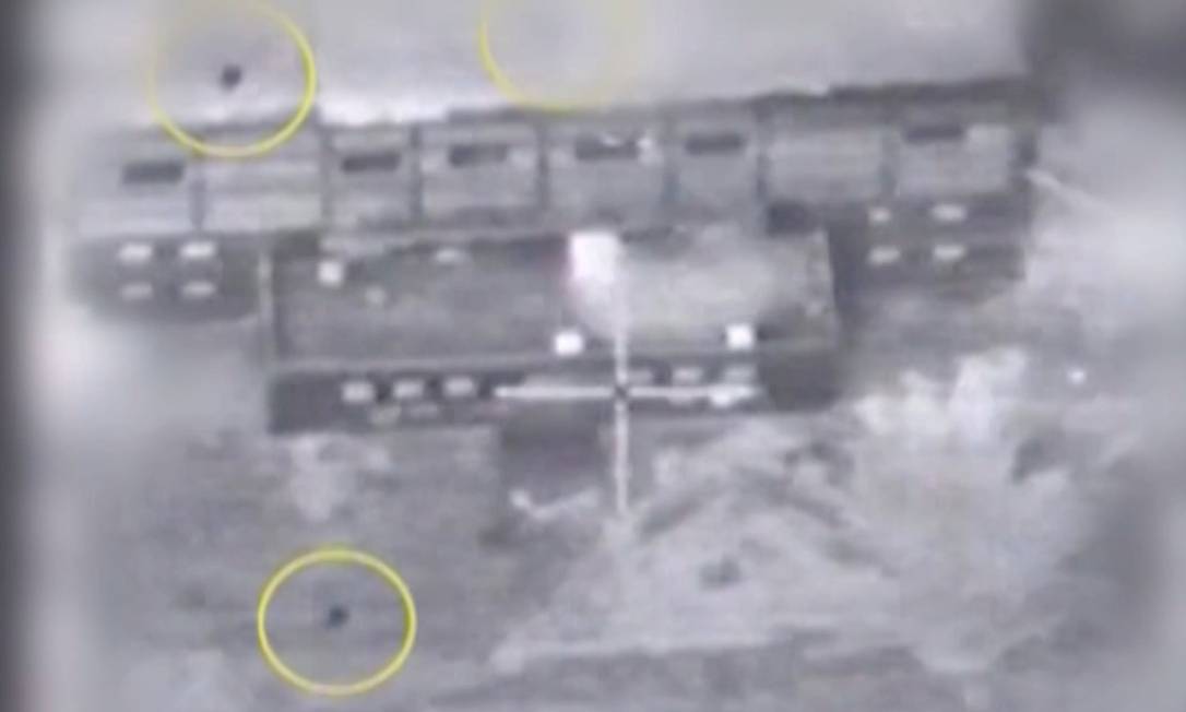 Registro de imagem do Exército israelense divulgado em 21 de março de 2018 indica mira sobre reator nuclear sírio em 2007. Bombas são identificadas com círculos amarelos Foto: HANDOUT / REUTERS