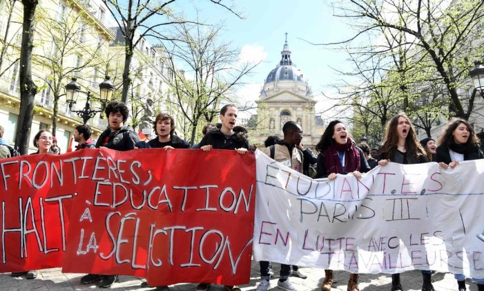 Estudantes protestam contra projeot de seleção para entrada em universidades francesas em frente à Sorbonne, em Paris Foto: ALAIN JOCARD / AFP