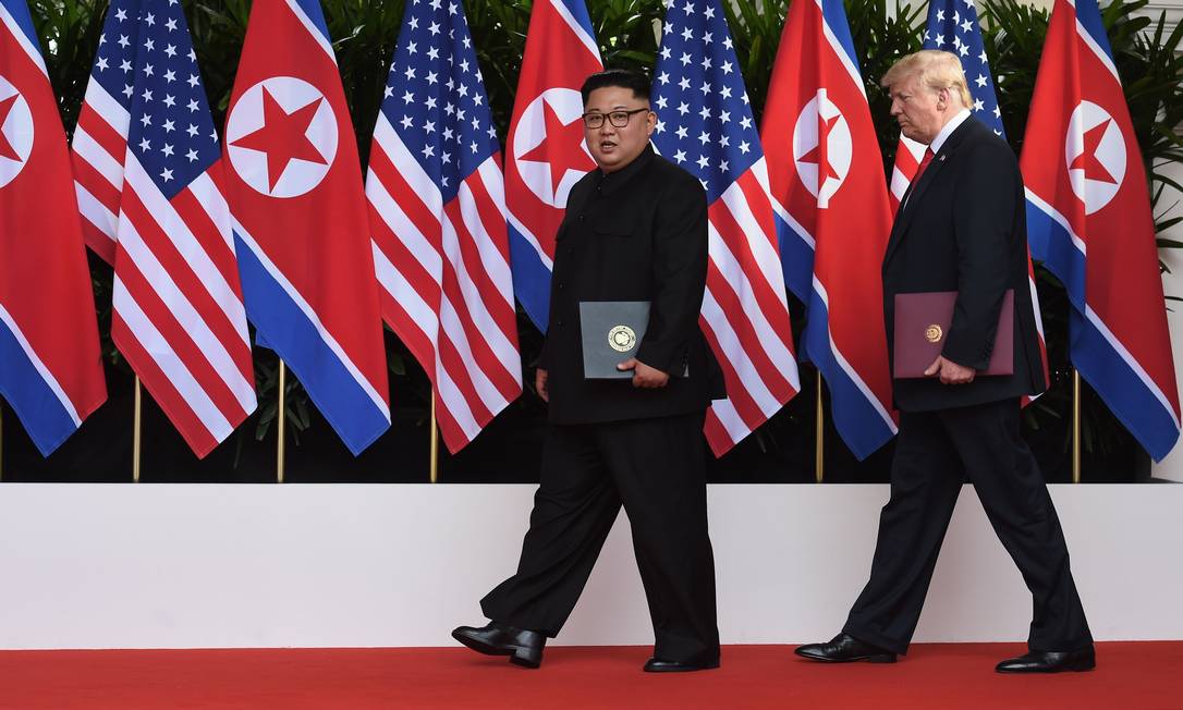 O presidente americano, Donald Trump, e o líder norte-coreano, Kim Jong-un, se encontram em Cingapura Foto: ANTHONY WALLACE / AFP
