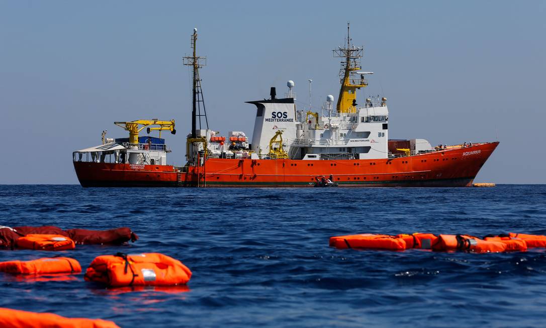 O navio Aquarius, operado pela MSF e pela SOS Mediterranée, resgata imigrantes ao longo do Mar Mediterrâneo Foto: PAU BARRENA / AFP
