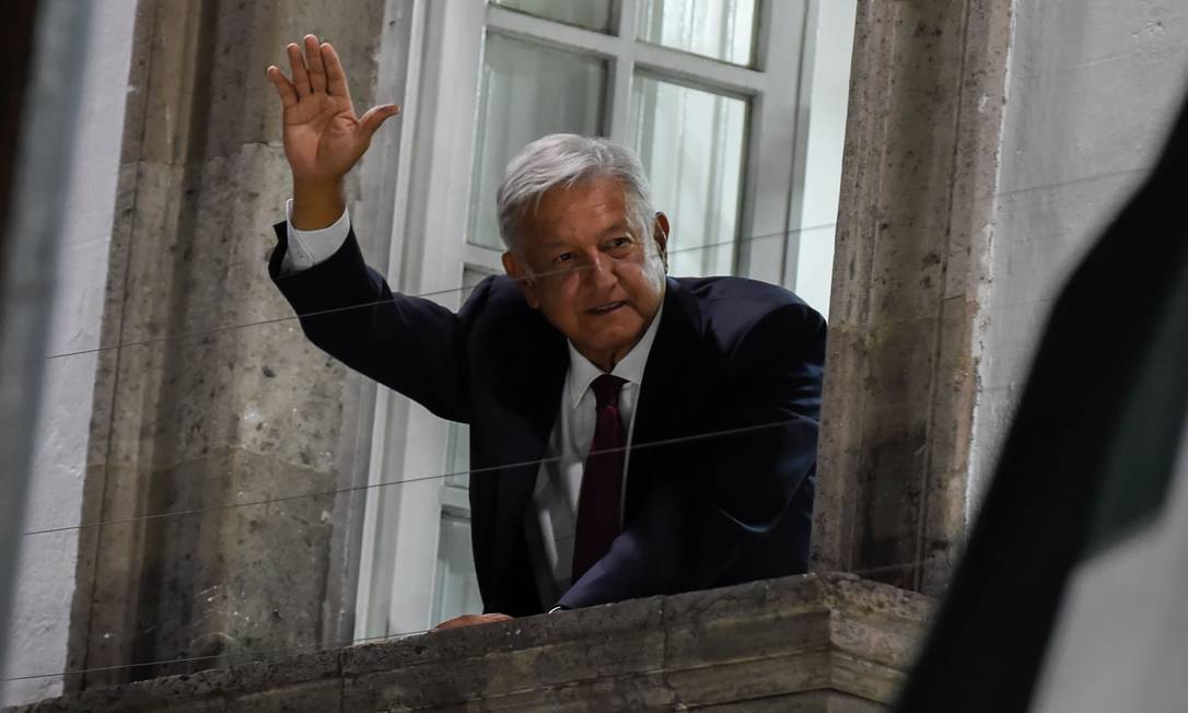 Andrés Manuel López Obrador acena para apoiadores após vencer eleição Foto: ALFREDO ESTRELLA / AFP