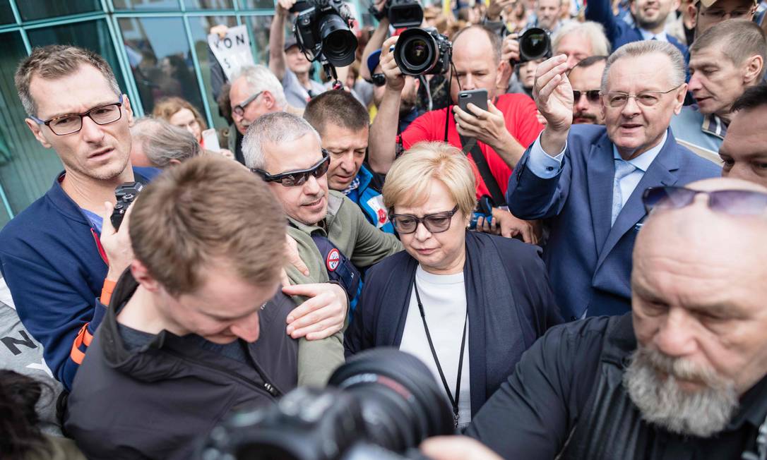 A presidente da Suprema Corte da Polônia, Malgorzata Gersdorf (de óculos), comparece ao trabalho após ordem de aposentadoria forçada do governo Foto: WOJTEK RADWANSKI / AFP