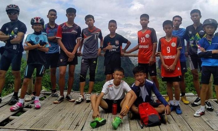 Resultado de imagem para Doze meninos e o tÃ©cnico do time de futebol Javalis Selvagens foram resgatados sÃ£os e salvos de uma caverna