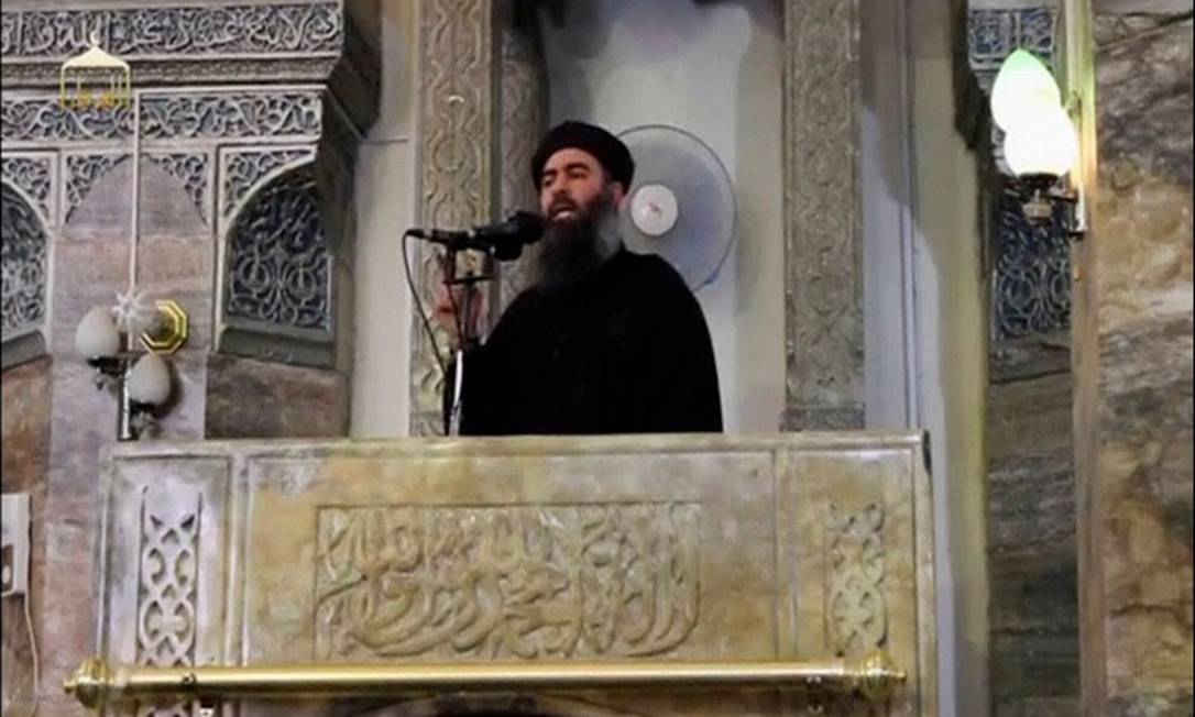 Abu Bakr al-Baghdadi fotografado em única aparição pública de que se tem notícia, em julho de 2014, em mesquita no Iraque Foto: Reuters TV / REUTERS