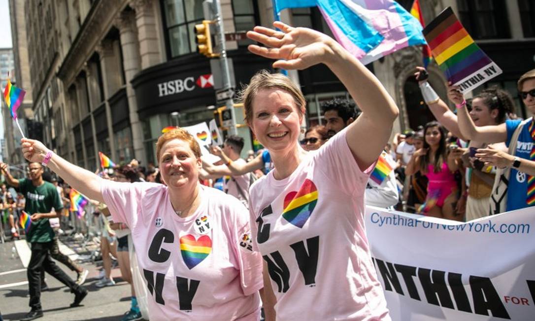Christine Marinoni e Cynthia Nixon, na Parada do Orgulho Gay de Nova York, em junho de 2018 Foto: JEENAH MOON/NYT / NYT