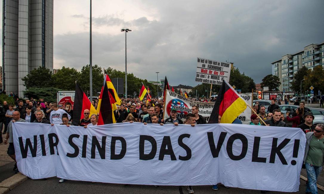 Manifestantes protestam contra imigrantes em Chemnitz, na Alemanha: crescimento do populismo ocorre tanto com a direita quanto com a esquerda, avalia Rosanvallon, para quem o fenômeno será importante neste século Foto: JOHN MACDOUGALL/AFP/7-9-2018 / AFP