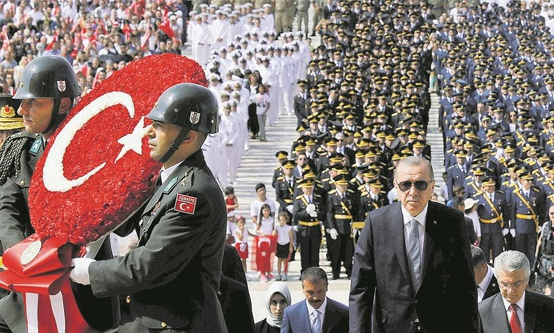 Recuo forte - O presidente da Turquia, Recep Tayyip Erdogan, participa da cerimônia do 96º aniversário do Dia da Vitória no mausoléu de Ataturk em Ancara: sob seu comando, país é um dos que mais sofreram retrocesso democrático em 2017 Foto: UMIT BEKTAS / REUTERS