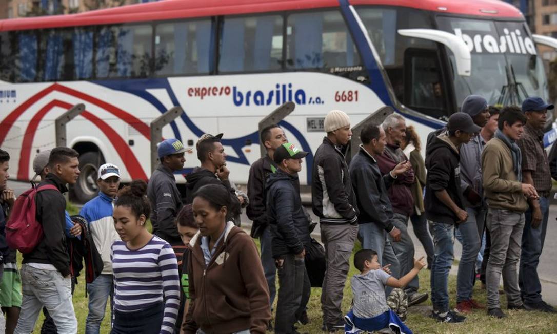 Venezuelanos esperam para receber itens de higiene em Bogotá; além de país de trânsito, Colômbia é nação que mais recebe os imigrantes Foto: RAUL ARBOLEDA/AFP/11/9/2018