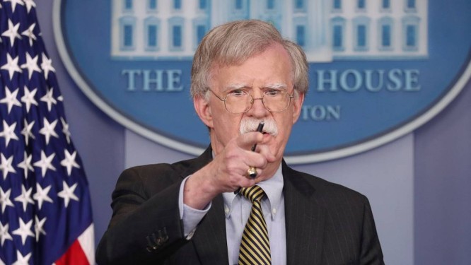 Conselheiro de SeguranÃ§a Nacional John Bolton responde perguntas de repÃ³rteres na Casa Branca Foto: JONATHAN ERNST / REUTERS
