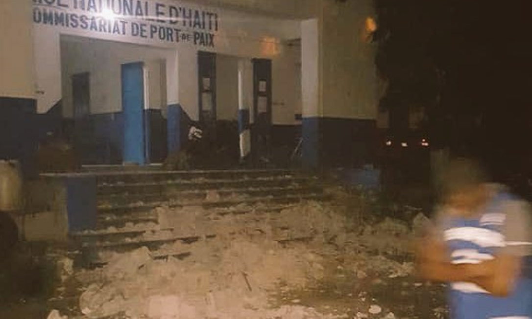 Delegacia de polícia em Port-de-Paix, área mais atingida pelo terremoto que atingiu o Haiti neste sábado Foto: Reprodução Twitter
