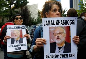 Defensores dos direitos humanos seguram cartazes perguntando o paradeiro do jornalista saudita Jamal Khashoggi em protesto em Istambul Foto: OSMAN ORSAL / REUTERS