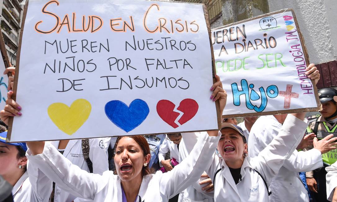 Doctors and other health workers chant slogans during a demonstration against the shortage in medicines and in rejection of the government of President Nicolas Maduro, in Caracas on May , 17, 2017.Venezuela's government said Wednesday it was sending troops to a western region rocked by looting and attacks against security installations during a wave of anti-government protests. / AFP PHOTO / JUAN BARRETO Foto: JUAN BARRETO / AFP