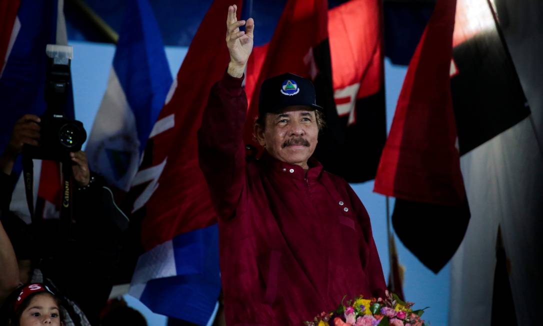 O presidente da Nicarágua, Daniel Ortega, acena em um comício. Seu regime está na mira da nova secretaria adjunta de Estado americana Foto: OSWALDO RIVAS / REUTERS