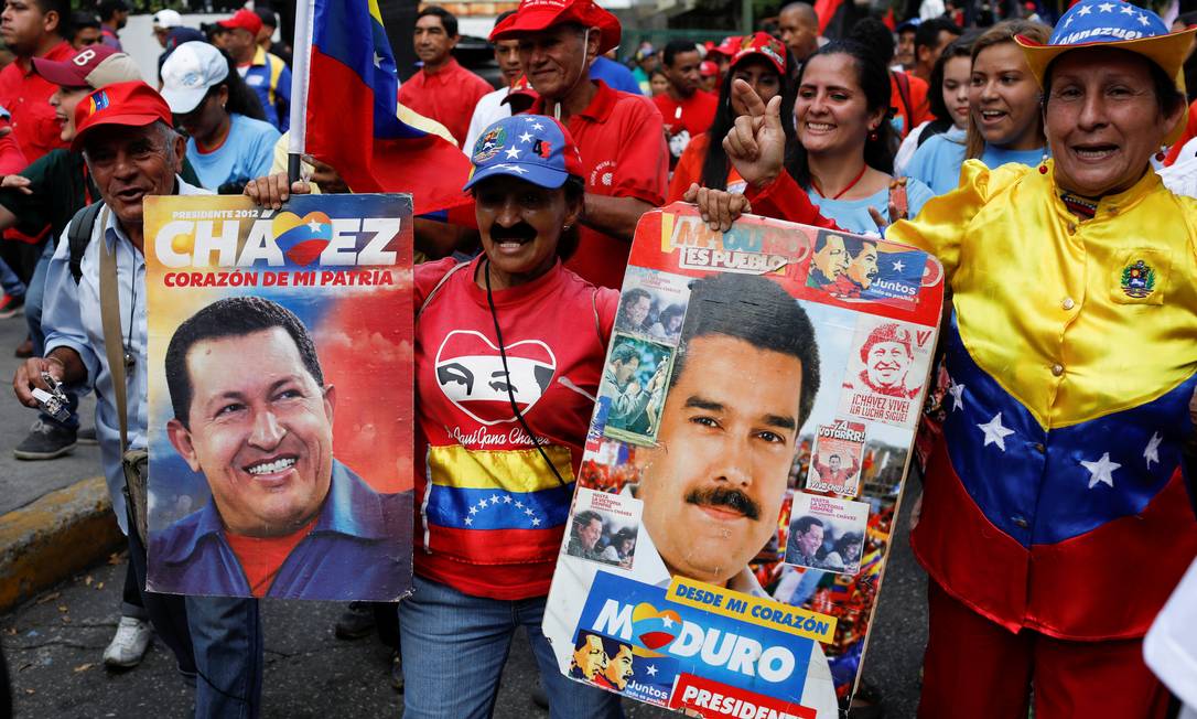 Imagens de Chávez e Maduro em comício em Caracas: violência no atual regime é muito maior que no anterior Foto: MARCO BELLO / REUTERS