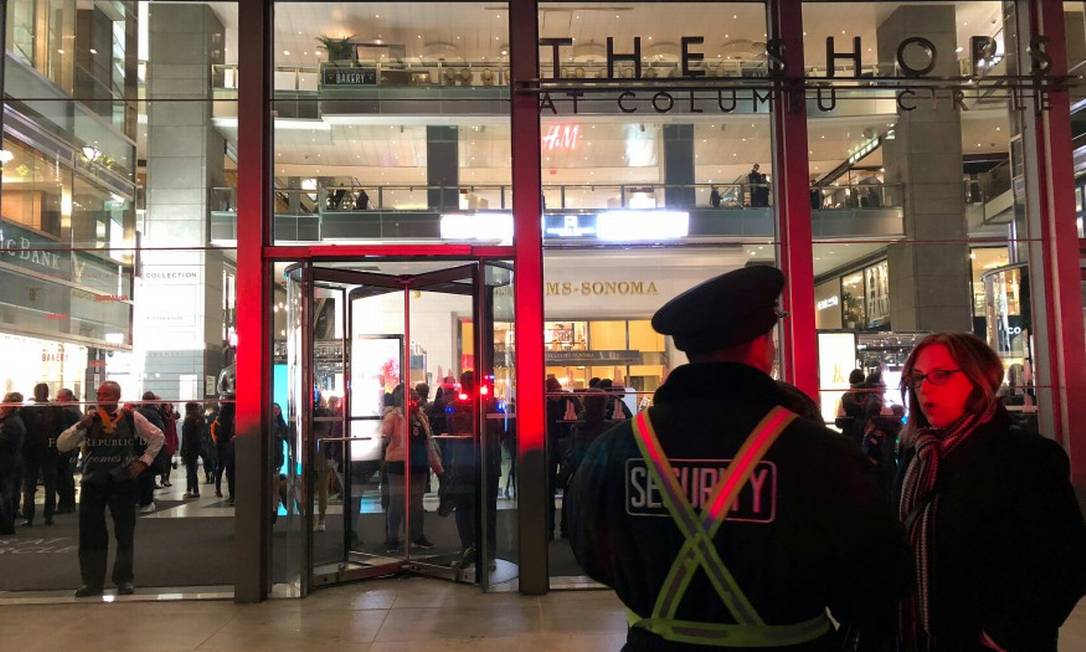 Multidão deixa o prédio do Time Warner Center, em Nova York, para onde um pacote com explosivos foi enviado na quarta-feira Foto: STAFF / REUTERS