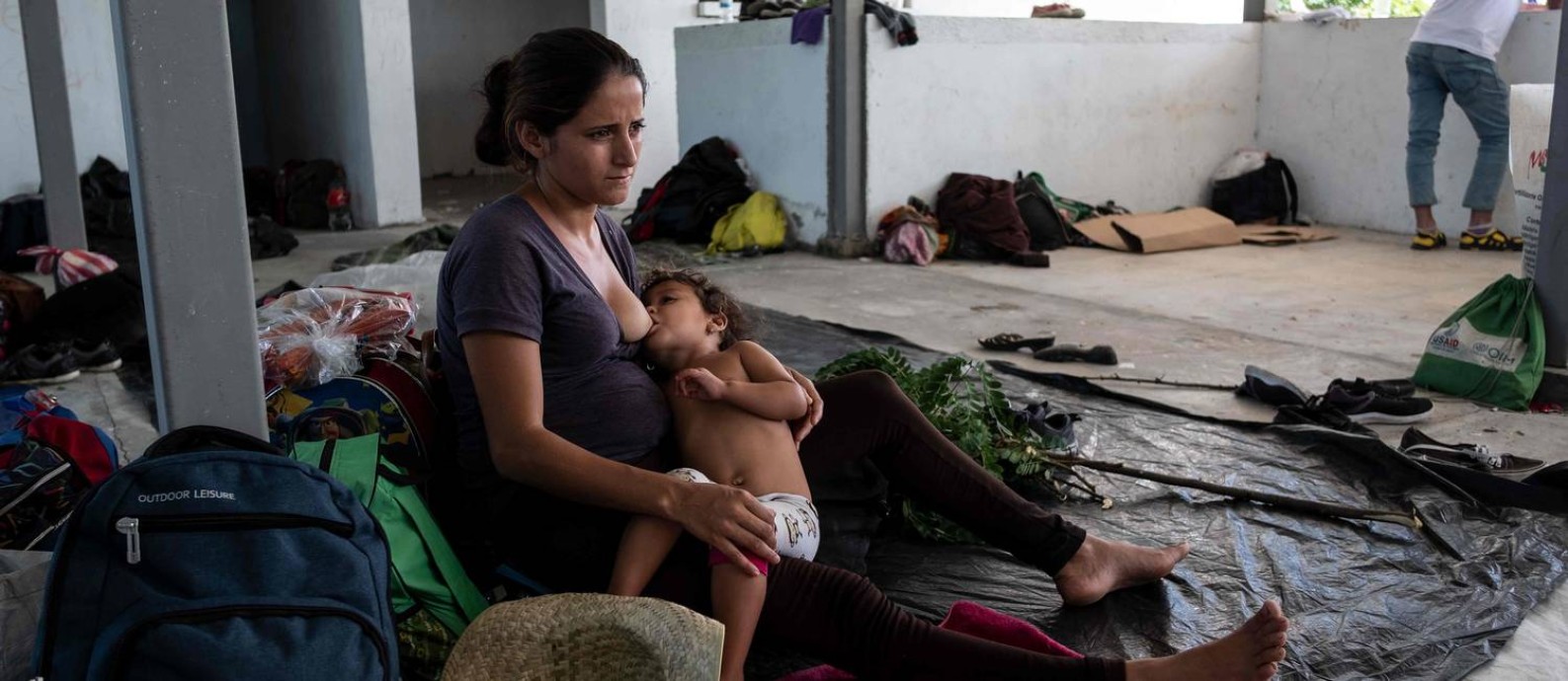 A hondurenha Sandra Aracely Gutierrez, de 22 anos, grávida e com filha pequena: viajando rumo ao sonho americano Foto: GUILLERMO ARIAS / AFP