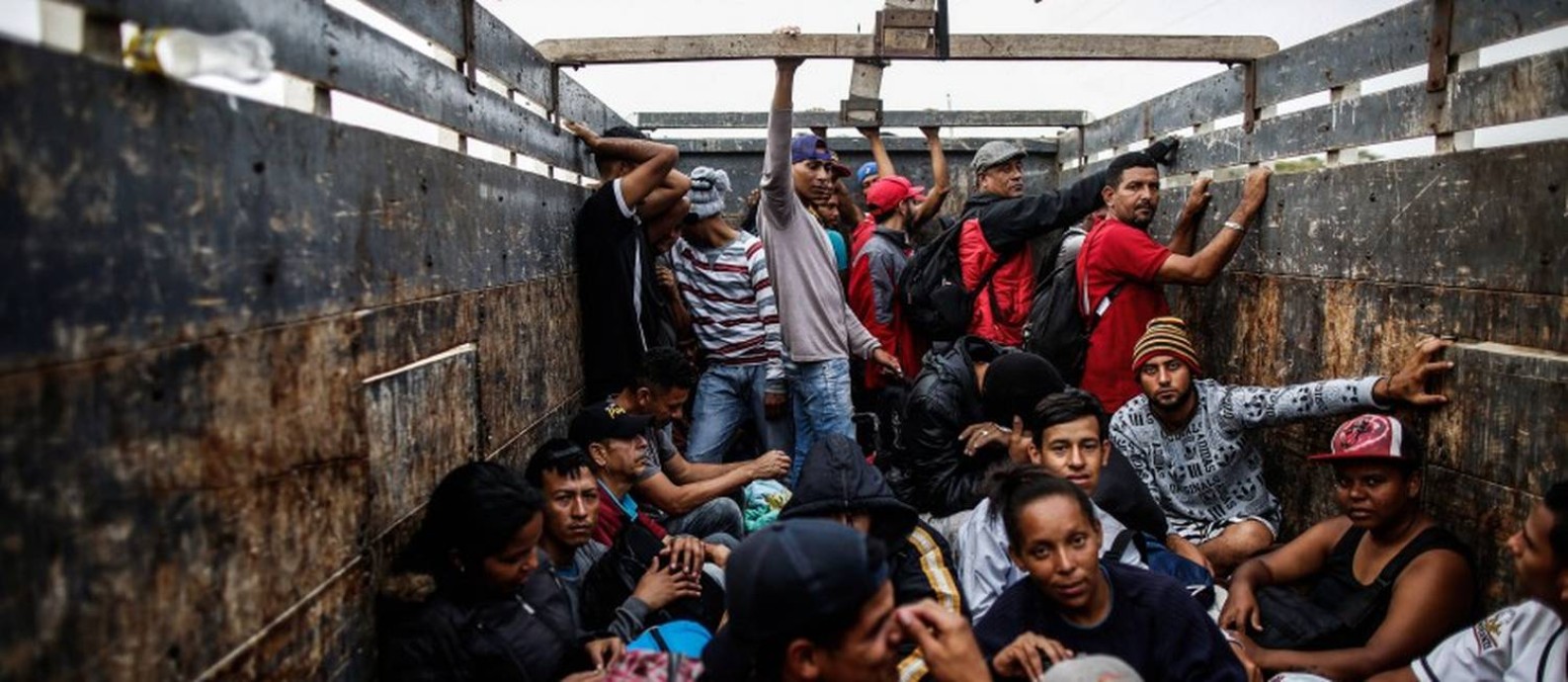 Migrantes venezuelanos na carroceria de um caminhão no Peru, depois de passarem pela fronteira: prazo para entrar no país sem passaporte terminou em outubro Foto: JUAN VITA / AFP