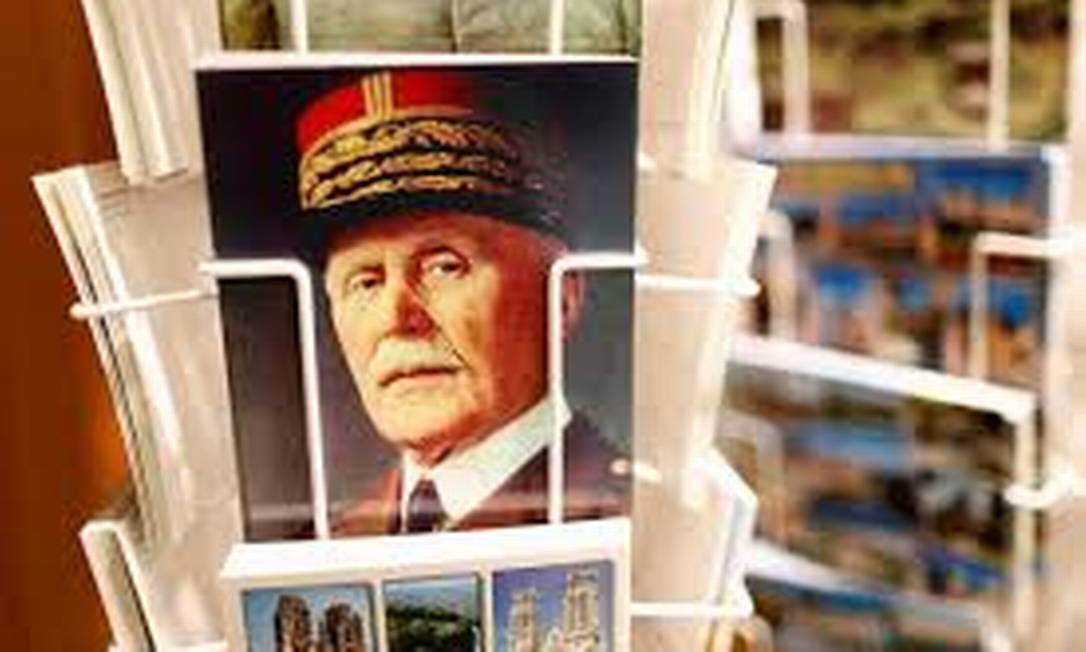 Um cartão-postal com o rosto do marechal Philippe Pétain, vendido por 40 centavos de euro em uma loja de souvenirs na França Foto: Charles Platiau / Reuters