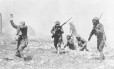Um soldado sem máscara é atingido por gases tóxicos durante a Primeira Guerra Mundial