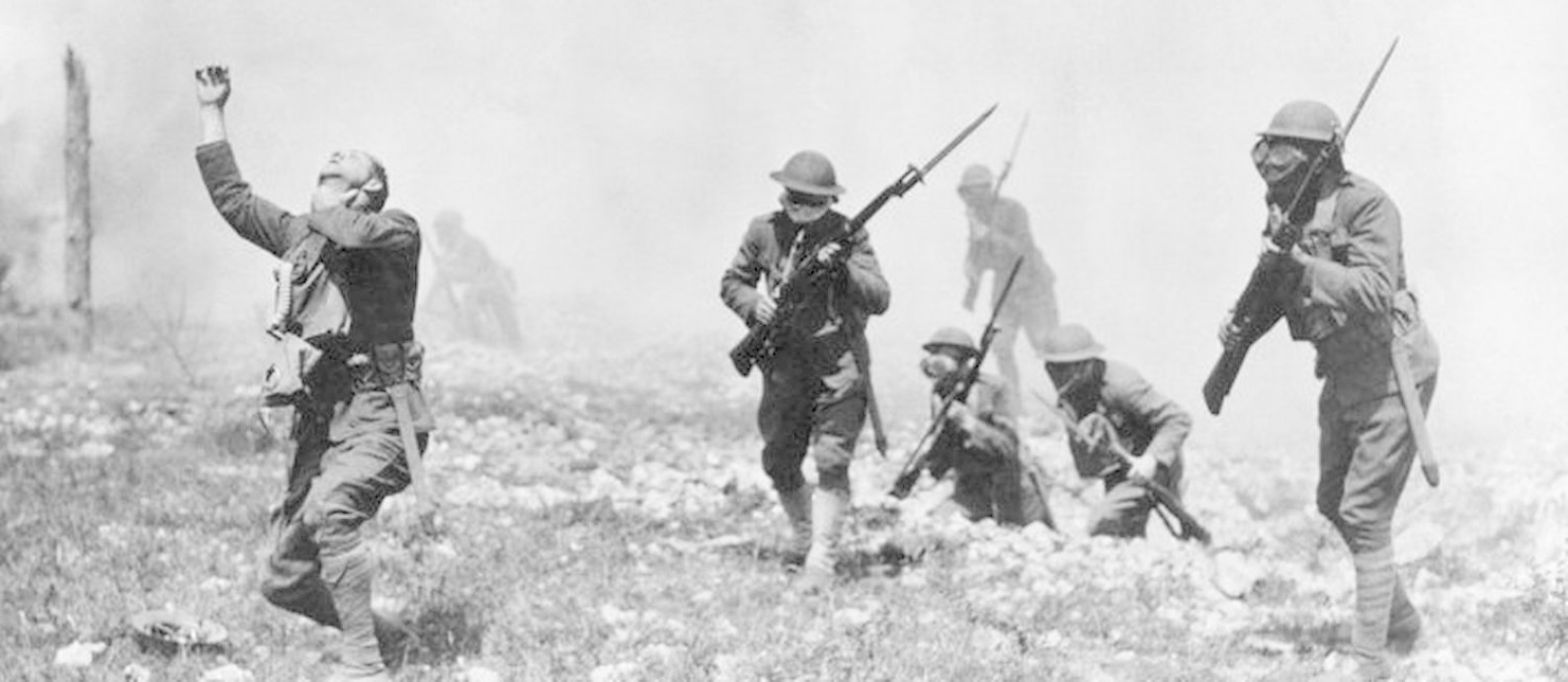 Um soldado sem máscara é atingido por gases tóxicos durante a Primeira Guerra Mundial Foto: Reprodução/ National Archive