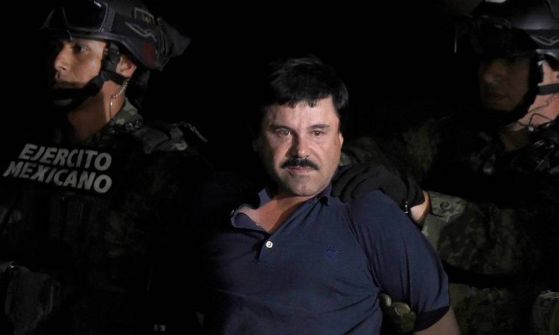 O narcotraficante Joaquin "El Chapo" Guzman, em imagem de janeiro de 2016, no aeroporto da Cidade do México Foto: ALFREDO ESTRELLA / AFP