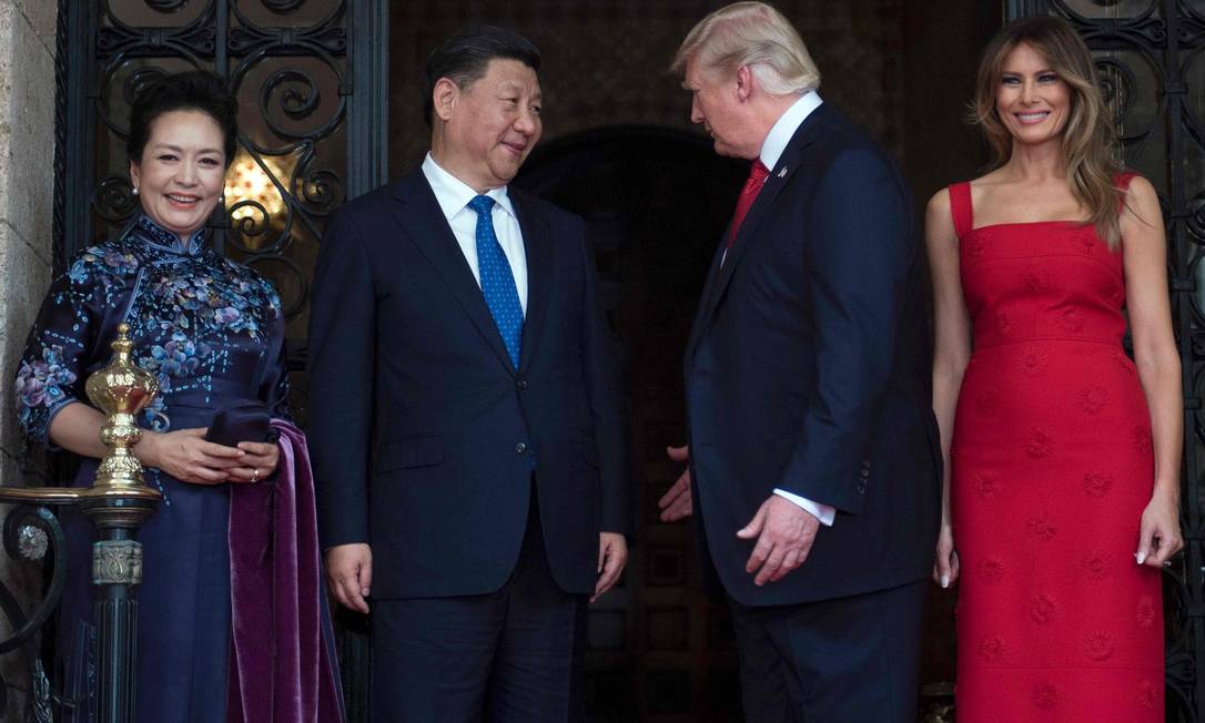  O presidente chinês Xi Jinping e sua mulher Peng Liyuan são recebidos por Donald e Melania Trump na Florida em abril de 2017 Foto: JIM WATSON / AFP
