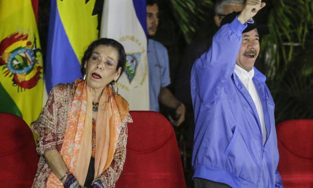Rosario Murillo, primeira-dama e vice-presidente da Nicarágua, ao lado do marido, Daniel Ortega, em Manágua Foto: INTI OCON / AFP 8-11-2018