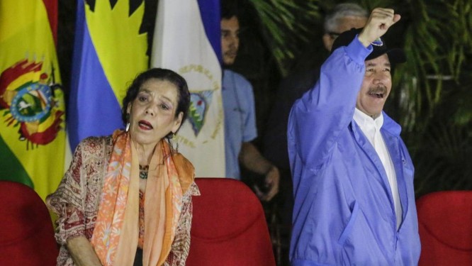 Rosario Murillo, primeira-dama e vice-presidente da Nicarágua, ao lado do marido, Daniel Ortega, em Manágua Foto: INTI OCON / AFP 8-11-2018