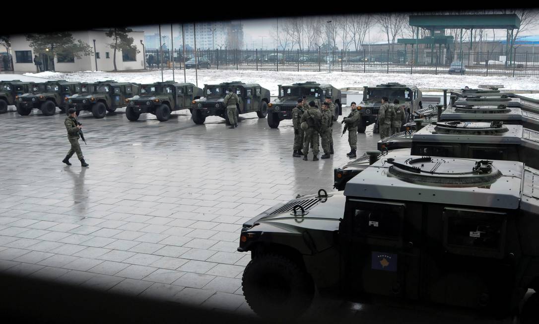 Soldados da Força do Kosovo perto de veículos militares nesta sexta-feira em Pristina Foto: LAURA HASANI / REUTERS