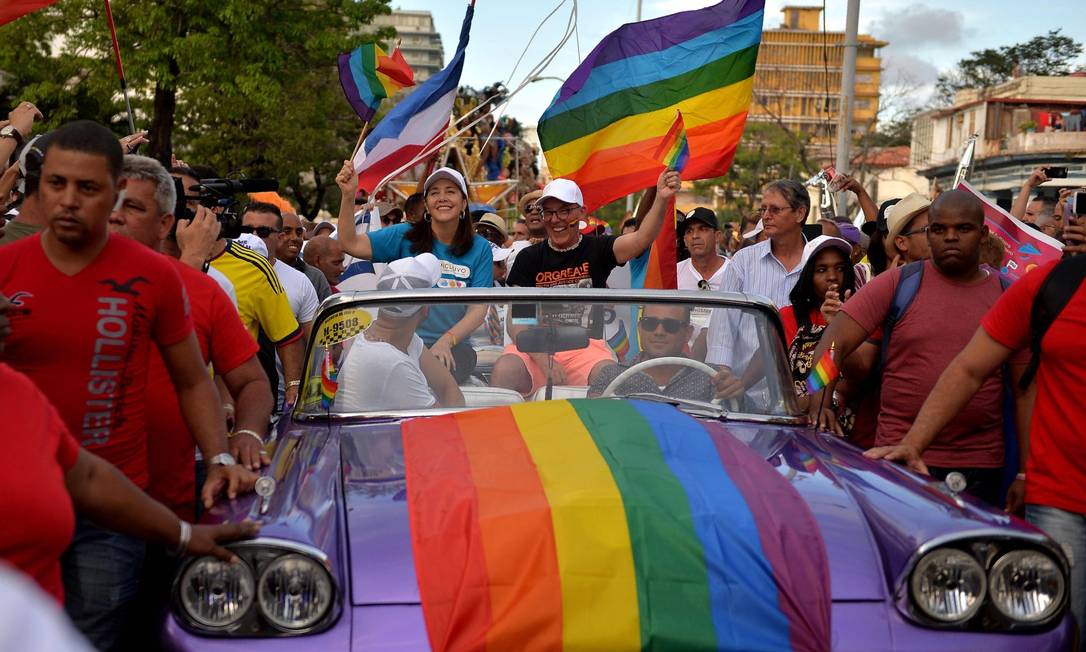 Mariela Castro (ao centro), filha de Raúl Castro e militante LBGT, participa da parada gay em Havana Foto: YAMIL LAGE / AFP
