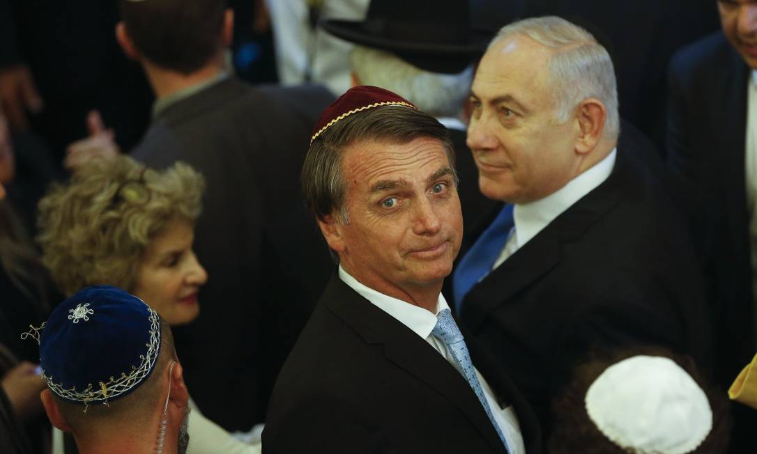O presidente eleito, Jair Bolsonaro, e o primeiro-ministro de Israel, Benjamin Netanyahu, visitam a sinagoga Kehilat Yaacov, em Copacabana, no Rio de Janeiro. Foto: Fernando Frazão / Agência Brasil